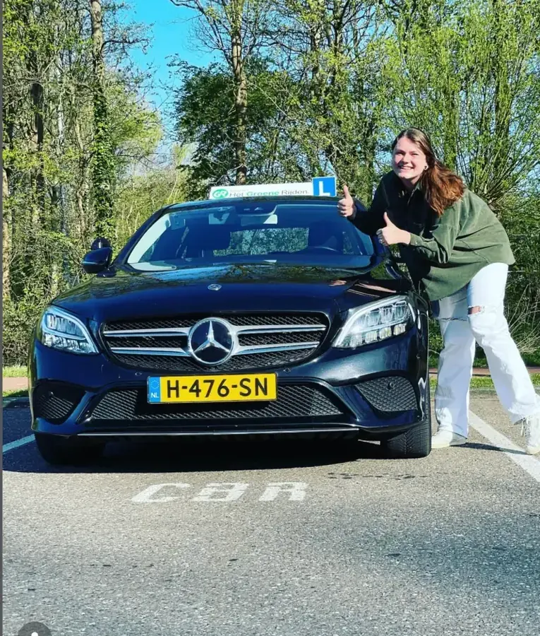 Geslaagde leerling Sanne uit Leiden-Noord bij rijschool Leiden Het Groene Rijden