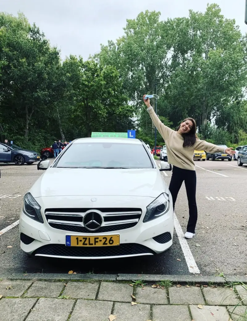 Geslaagde leerling uit Wassenaar bij rijschool Leiden