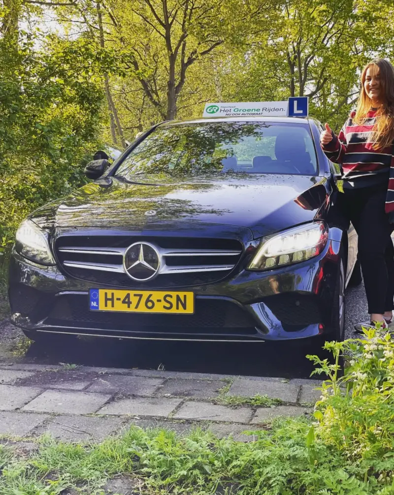Geslaagde leerling uit Leiden Centrum bij rijschool Leiden