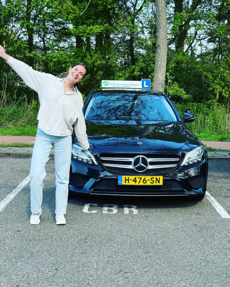 Geslaagde leerling uit Roomburg bij rijschool Leiden