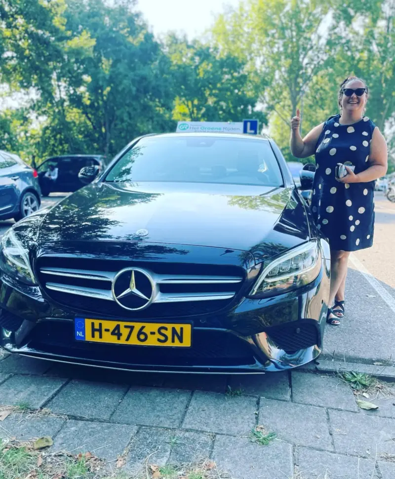 Geslaagde leerling uit Oegstgeest bij rijschool Leiden