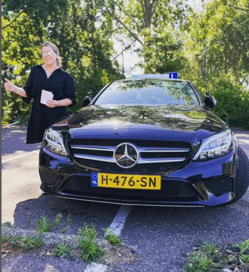 Geslaagde leerling uit Merenwijk bij rijschool Leiden