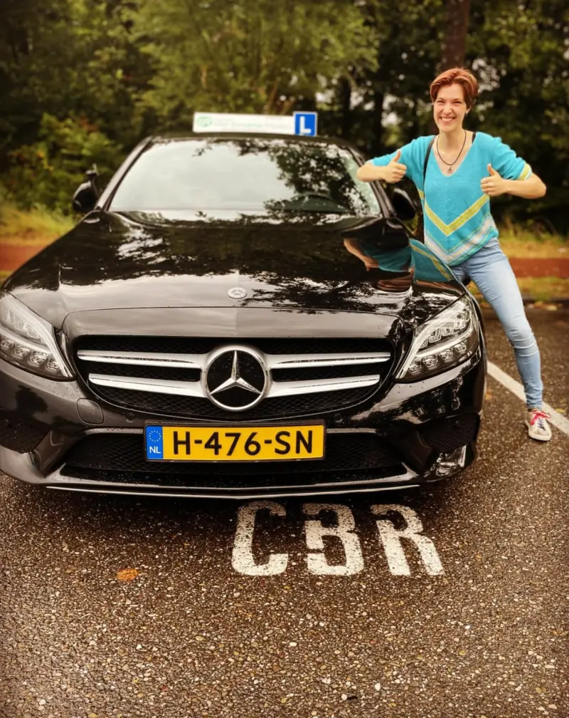 Geslaagde leerling uit Leiden Zuid-West bij rijschool Leiden