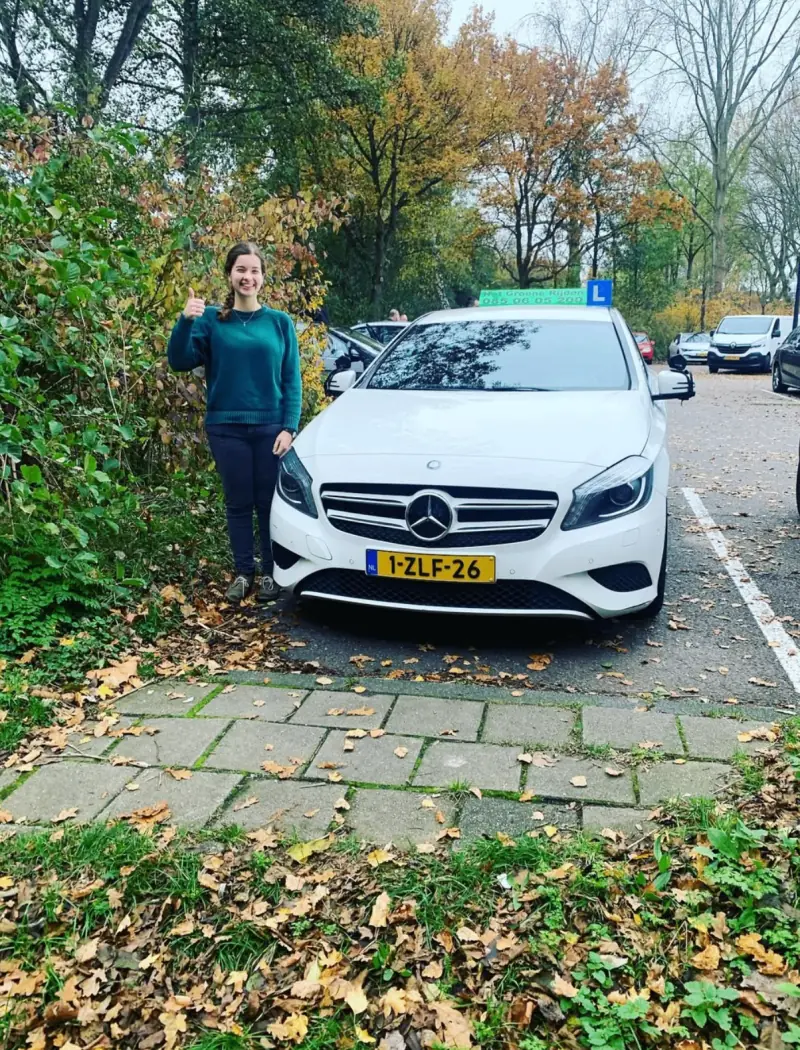 Geslaagde leerling uit Voorschoten bij rijschool Leiden
